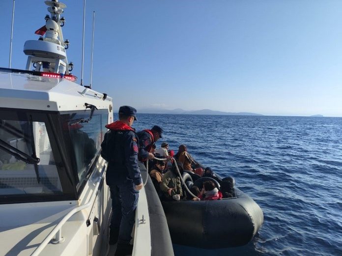 İZMİR'DE DENİZDE VE KARADA 99 GÖÇMEN YAKALANDI