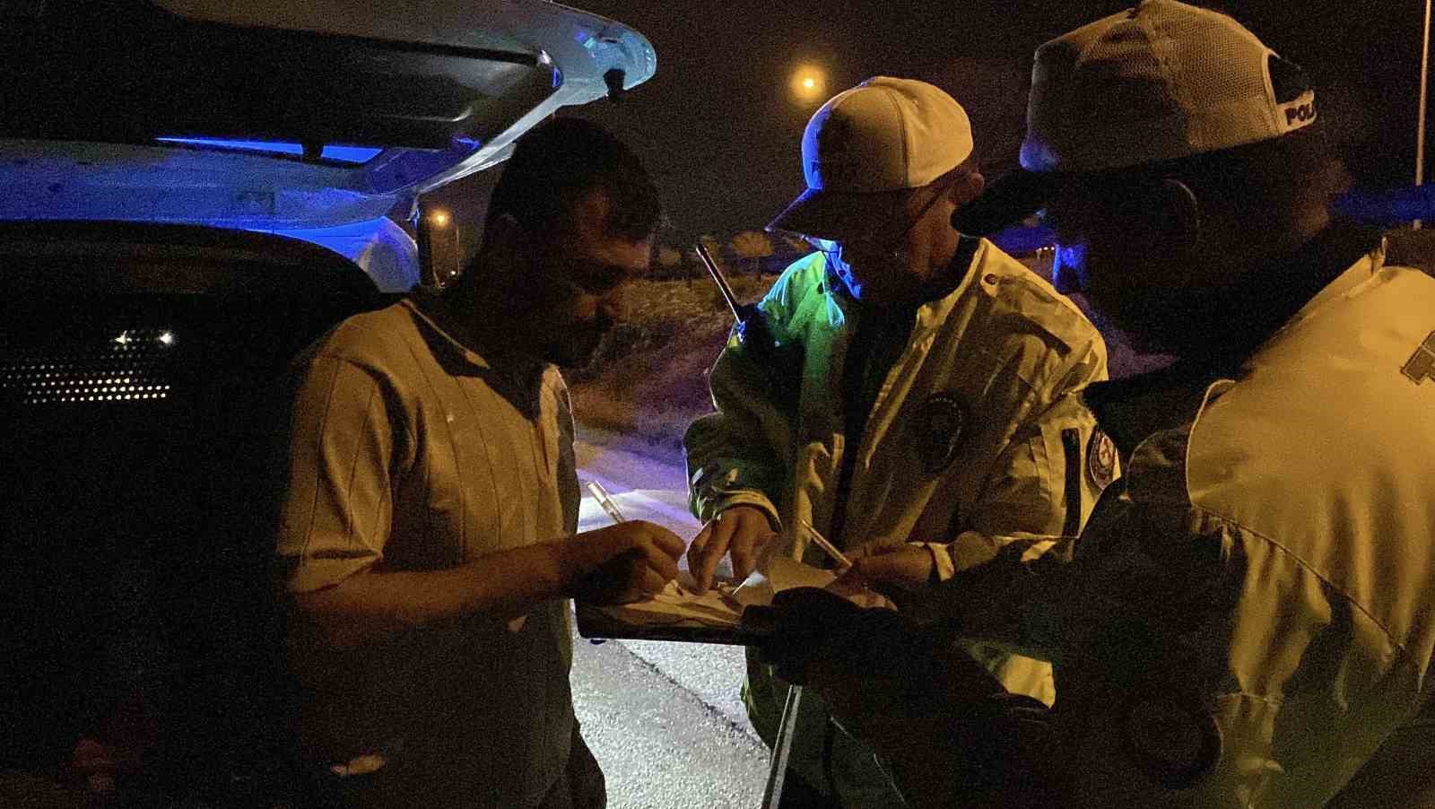 KONYA'DA POLİSLERDEN 50 KİLOMETRE KAÇAN ALKOLLÜ SÜRÜCÜ: "GÖREN DUYAN OLMASIN, REZİL OLMAYALIM"