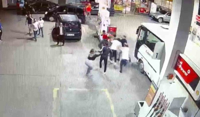 SERVİSÇİ DAYAĞI KAMERADA YAKINLARINI TOPLADI, BENZİNLİK ÇALIŞANINI HASTANELİK ETTİ
