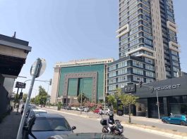 İzmir Bölge Adliye Mahkemesi’nde görevli icra müdür yardımcısı ile bir icra katibi, bir avukattan rüşvet alırken suçüstü yakalandı. Gözaltına alınan şüpheliler emniyete götürüldü. Olayla ilgili soruşturma sürüyor.