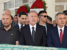 Milli Savunma Komisyonu Başkanı ve AK Parti Kayseri Milletvekili Hulusi Akar’ın kayınvalidesi Türkan Samur için İzmir’de cenaze töreni düzenlendi.