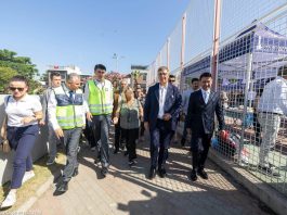 İzmir Büyükşehir Belediye Başkanı Dr. Cemil Tugay, Bayraklı’da yağmur suyu hattı temel atma töreninde altyapı sorunlarını çözmeye kararlı olduklarını vurgulayarak, “Şehrin sorunlarını teker teker çözüyoruz. Reklamla değil yaptığımız işlerle gündeme gelmek istiyoruz. Kentin altyapı problemlerini bu dönem çözüme kavuşturacağız” dedi.