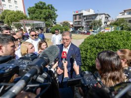 İzmir Büyükşehir Belediye Başkanı Dr. Cemil Tugay, toplu sözleşme süreciyle ilgili “Biz greve gideriz, insanları ve şehri çok büyük sıkıntılara sokarız, buradan da belediye geri adım atar diyorlarsa mümkün değil. Ödeyemeyeceğimiz parayı öderiz diye imza atmamızın bir yolu yok. Herkesi aklıselime davet ediyorum” dedi.
