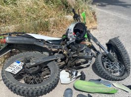 İzmir’in Çeşme ilçesinde kamyona arkadan çarpan motosikletin sürücüsü, olay yerinde yaşamını yitirdi. Kazayla ilgili soruşturma başlatıldı.