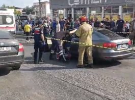 İzmir’in Torbalı ilçesinde bir otomobile düzenlenen silahlı saldırıda aynı aileden 3 kişi yaşamını yitirdi, 2 kişi ağır yaralandı. Ailenin cezaevindeki oğullarını ziyaretten döndüğü öne sürüldü.