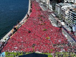 CHP’nin “Millet İradesine Sahip Çıkıyor” çağrısıyla İzmir’de gerçekleştirdiği büyük demokrasi mitingi, yoğun katılım ve yüksek bir coşkuyla başladı
