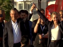 İzmir Gündoğdu Meydanı’ndaki coşkulu mitingde sürpriz bir gelişme yaşandı. DEVA Partisi’nden istifa eden İzmir Milletvekili Seda Kaya Ösen’in Cumhuriyet Halk Partisi’ne katıldığı duyuruldu. Böylece Ösen, CHP’nin İzmir’deki 13. milletvekili oldu.