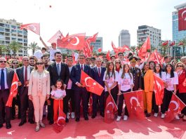 İzmir’de 19 Mayıs kutlamaları Cumhuriyet Meydanı’ndaki törenle başladı. Gençlerin gösterileri büyük beğeni toplarken, Başkan Cemil Tugay da coşkuya yurttaşlarla birlikte eşlik etti.