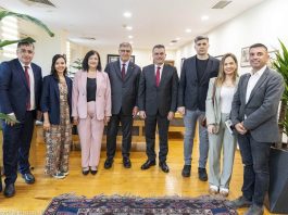 İzmir Büyükşehir Belediye Başkanı Dr. Cemil Tugay, Yunanistan’ın Larissa Belediye Başkanı Thanasis Mamakos ve beraberindeki heyeti İzmir’de ağırladı. Görüşmede, iki şehir arasında özellikle “iklim nötr” ve “akıllı şehir” uygulamaları başta olmak üzere yapılabilecek ortak projeler masaya yatırıldı. Başkan Tugay, karbon emisyonlarının azaltılması, enerji ve suyun verimli kullanımı ile atık yönetimi konularındaki çalışmalarını konuk heyetle paylaştı.