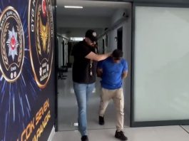 Farklı tarihlerde 4 motosiklet çaldığı belirlenen zanlı, İzmir polisi tarafından suçüstü yakalandı. Şüpheli, çıkarıldığı mahkemece tutuklanarak cezaevine gönderildi.