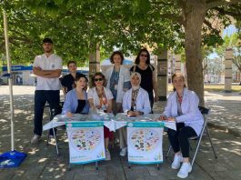 İzmir’de Aile Toplum Sağlığı Merkezi ekipleri, vatandaşların boy ve kilo ölçümlerini yaparak fazla kilosu olanları sağlık merkezlerine yönlendirdi. Amaç: erken müdahale ve sağlıklı yaşam alışkanlıklarını teşvik etmek.