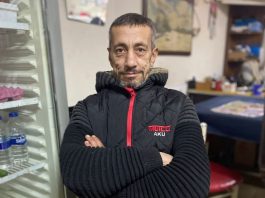 İzmir’de yolun sol şeridinde yürüyen bir kişi, süt tankerinin çarpması sonucu olay yerinde yaşamını yitirdi. Kazayla ilgili soruşturma başlatıldı.