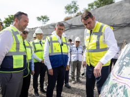 İzmir trafiğini rahatlatacak Onat Tüneli’nde sağ tüp kazısı tamamlandı. İzmir Büyükşehir Belediye Başkanı Dr. Cemil Tugay’ın katılımıyla birleşme töreni yapıldı. Tugay, tünelin bir yıl içinde tamamlanarak Bornova ile Buca arasında kesintisiz ulaşım sağlanacağını açıkladı.