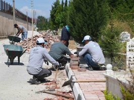 Manisa Büyükşehir Belediyesi, Kırtık Mezarlığı’nda kapsamlı bir çevre düzenlemesi gerçekleştirdi. Yıllar içinde tahrip olan kaldırımlar yenilendi, mezarlık Kurban Bayramı öncesinde vatandaşların ziyaretine hazır hale getirildi.