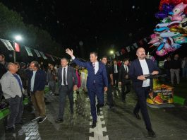 Manisa’nın Köprübaşı ilçesi, ilçe statüsüne kavuşmasının 35. yılını düzenlenen etkinlikle kutladı. Törene katılan Manisa Büyükşehir Belediye Başkanı Ferdi Zeyrek, ilçeye yönelik yatırımların yetersizliğine dikkat çekerek, “Köprübaşı uzun yıllar ihmal edilmiş. Artık bu kaderi değiştireceğiz” dedi. Başkan Zeyrek, ilçeye doğalgaz ve altyapı yatırımları sözü verdi.