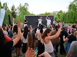Gençlik Haftası’na özel düzenlenen festivalde dans ve spor eğitmenleri eşliğinde eğlenen Manisalılar, enerjik ve keyifli bir gün geçirdi. Atatürk Kent Parkı’nda dans ve spor eğitmenleri Hüseyin Ayaz ve Hasan Kılınçer’in sahne aldığı etkinlik, coşkulu anlara büyük ilgi gördü.