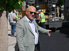 Manisa Büyükşehir Belediyesi, Turgut Özal Mahallesi’ndeki çalışmaların ardından Kazım Karabekir Mahallesi’nde de altyapı çalışmalarını tamamlayarak sıcak asfalt serimine başladı. Mahallede uzun süredir yenilenmeyen sokaklar, modern ve dayanıklı asfaltla kaplanıyor. Çalışmalar 447, 449, 457, 420, 441 ve 455 sokaklarda yoğunlaşırken, Mahalle Muhtarı Tekin Aydın “Yıllardır yapılmayan hizmetler bir yıl içinde hayata geçirildi” dedi.