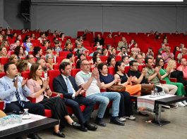 Manisa Büyükşehir Belediyesi tarafından kurulan Pop Orkestrası, ilk konserinde müzikseverlerle buluştu. Lale Salonu’nu dolduran dinleyiciler, şarkılara coşkuyla eşlik etti.