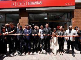 Manisa Büyükşehir Belediyesi’nin sosyal belediyecilik projelerinden biri olan Kent Lokantası’nın beşincisi Muradiye’de açıldı. Halk Ekmek ve Halk Mandıra’nın ardından Kent Lokantaları da kent genelinde yaygınlaşıyor. Açılışta konuşan Başkan Zeyrek, Muradiye’de altyapının da 2 milyar TL’lik yatırımla tamamen yenileneceğini belirterek vatandaşlardan süreçte sabır ve anlayış istedi.