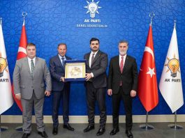 İzmir Şoförler ve Otomobilciler Esnaf Odası Başkanı Erkan Özkan, taksilere getirilen yazar kasa zorunluluğunun kayıt dışılıkla mücadeleyi amaçladığını ancak esnafa ağır mali ve teknik yük getirdiğini söyledi.