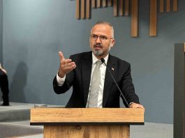 İzmir’de etkili olan sağanak yağış sonrası Torbalı’daki Kurban Pazarı sular altında kaldı. Pazar alanında çadırları ve hayvanları zarar gören esnaf, yeterli önlem alınmadığı gerekçesiyle Torbalı Belediyesi’ne tepki gösterdi. Esnaf, her yıl benzer sorunlarla karşılaştıklarını belirterek çözüm beklediklerini dile getirdi.