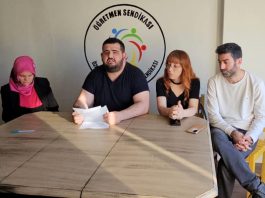 İzmir'de maaşlarını alamayan öğretmenler basın açıklaması yaptı.