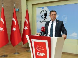 CHP Parti Sözcüsü Deniz Yücel, CHP'li belediyelere yönelik dört ayrı soruşturma kapsamında başlatılan operasyonlara sert tepki gösterdi. Yücel, gözaltı ve tutuklamaların siyasi bir zeminde yürütüldüğünü savunarak, “Gözaltına al, tutukla; ilkinde tutuklayamadıysan ikinci kez dene. Yandaş kanallarda mahkemeler kur, yargıla, biç, mahkûm et, itibarsızlaştır… Ama bu milletin artık bu işlere karnı tok” ifadelerini kullandı.
