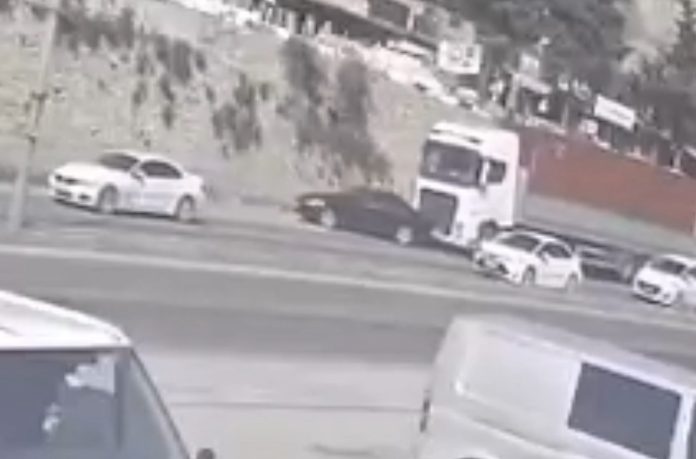TIR SÜRÜCÜSÜ OTOMOBİLİ GÖZ GÖRE GÖRE SÜRÜKLEDİ