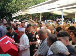 Şırnak’ta görev sırasında kalp krizi geçirerek hayatını kaybeden Astsubay Çavuş Hasan Çoban’ın cenazesi, memleketi İzmir’de toprağa verildi.
