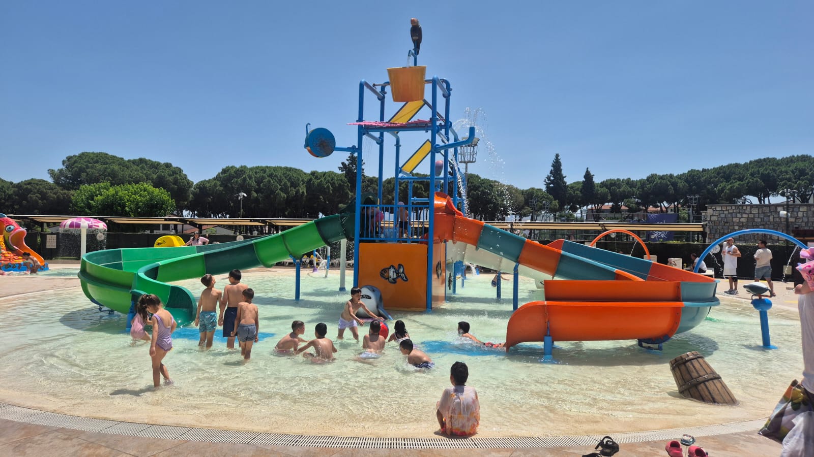 Aydınlıların vazgeçilmez buluşma noktalarından biri haline gelen Tekstil Park, çocuklar için bir eğlence ve serinleme merkezi olma özelliğini bu yaz da devam ediyor.