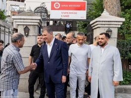 İzmir Büyükşehir Belediye Başkanı Dr. Cemil Tugay, Kurban Bayramı namazını Konak Yapıcıoğlu Camii’nde kıldı, ardından vatandaşlarla bayramlaştı.