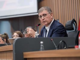 İzmir Büyükşehir Belediye Başkanı Dr. Cemil Tugay, Belediye Meclisi'nde grev süreci ve sonrasına ilişkin önemli açıklamalarda bulundu. Tugay, 4.5 milyon İzmirliye karşı sorumluluk taşıdıklarını vurgulayarak, “Anlaşmaya varıldığı için mutluyuz. Türkiye’nin ekonomisi düzeldikçe işçilere daha iyi ücretler sağlanabilir” dedi. Başkan Tugay, seçimden önce imzalanan toplu sözleşmenin ise bireysel bir karar olduğunu ve partiye mal edilemeyeceğini belirtti.