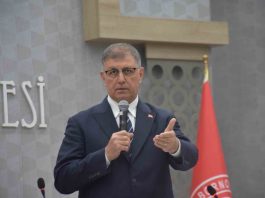İzmir’de 23 bin belediye çalışanının grevinin 5. gününde konuşan Başkan Cemil Tugay, DİSK Genel-İş Sendikası’na yönelik eleştirilerde bulunarak, “Bizim sayemizde örgütlendiniz. İzmir de, İzmir Büyükşehir Belediyesi de önünüzde diz çökemeyecek. Greve katılmama kararı almış çalışanlara saygı göstermeniz gerekiyor, onları sendikadan atmakla tehdit edemezsiniz. Çalışmak isteyene engel olursanız bu suçtur, hukuki sonucu işinizi kaybetmeye kadar gidebilir" dedi.