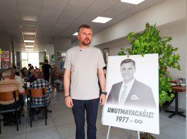 Buca Belediyesi, merhum Manisa Büyükşehir Belediye Başkanı Ferdi Zeyrek hayrına Kent Lokantalarında ücretsiz yemek dağıtırken belediye binası önünde de lokma ikramı yaptı.