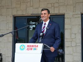 Manisa Büyükşehir Belediye Başkanı Ferdi Zeyrek, evindeki havuz motorunu kontrol etmeye çalışırken elektrik akımına kapıldı. Kalbi duran Zeyrek, 70 dakika süren müdahaleyle hayata döndürüldü. Yoğun bakımda tedavisi süren başkanın durumu ciddiyetini koruyor.