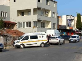 İzmir’in Bayraklı ilçesinde çıkan tartışmada komşular arasında silahlar konuştu. Tabancayla vurulan karı-koca hastaneye kaldırılırken, kadının durumunun ağır olduğu öğrenildi.