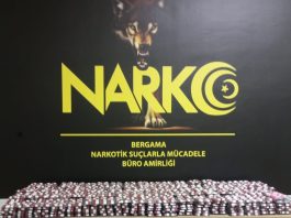 İzmir’in Bergama ilçesinde düzenlenen eş zamanlı operasyonlarda 5 bin 990 sentetik ecza hapı ele geçirildi. Bu rakam, ilçede şimdiye kadar tek seferde yakalanan en yüksek uyuşturucu hap miktarı oldu.