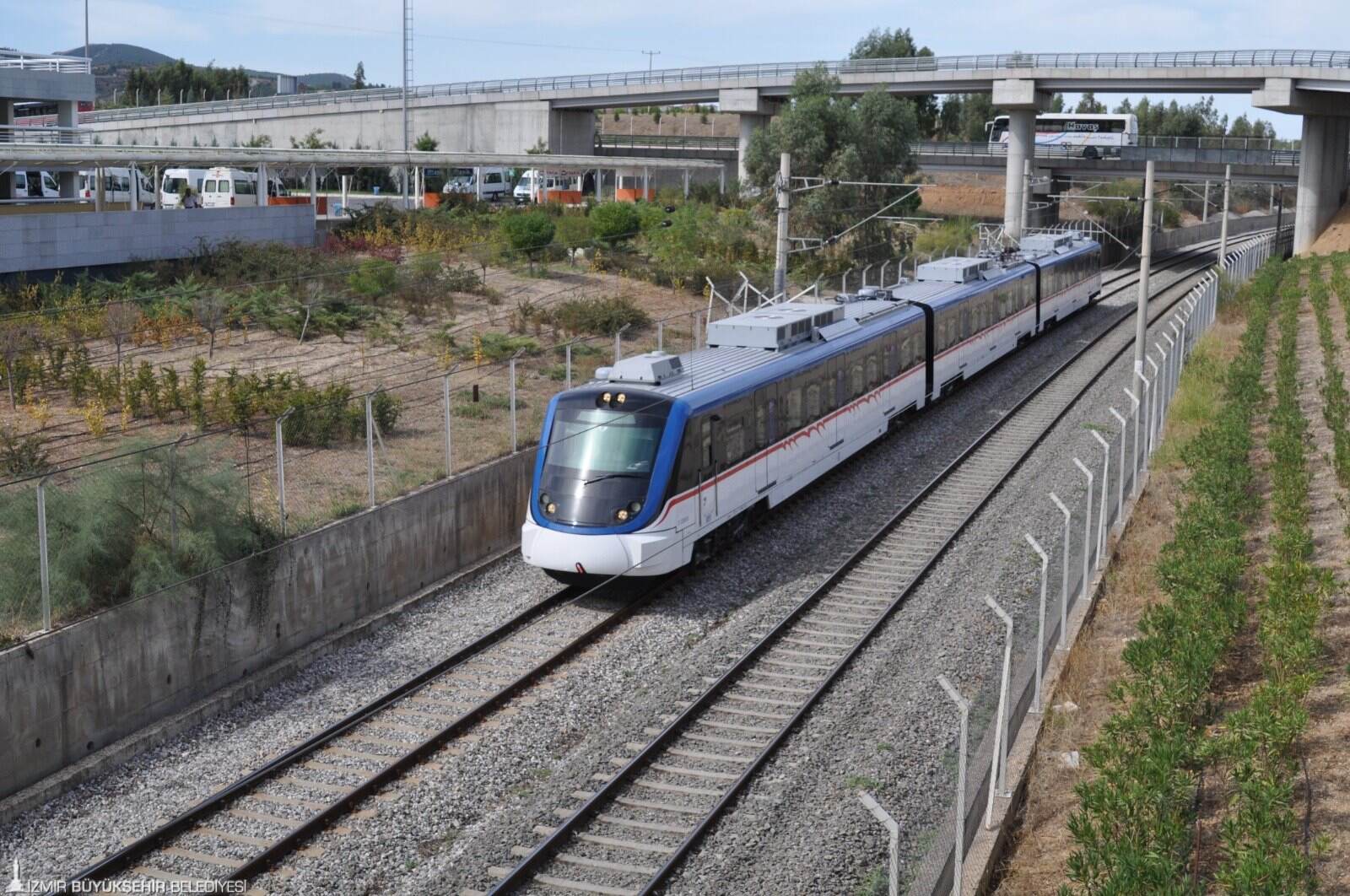 İzmir Büyükşehir Belediyesi ve Türkiye Cumhuriyeti Devlet Demiryolları (TCDD) ortaklığında işletilen İZBAN, 14 Haziran Cumartesi 01.30 ile 17 Haziran Salı günü 05.00 saatleri arasında Biçerova ve Aliağa istasyonlarına sefer yapamayacak. İki istasyon arasında ESHOT seferleriyle takviye yapılacak.