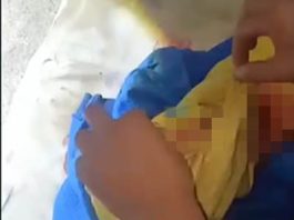 İzmir Bornova’da, çatıda doğum yapan kadın bebeğini bırakarak olay yerinden uzaklaştı. İhbar üzerine gelen ekipler bebeği hastaneye kaldırdı ancak bebek yaşamını yitirdi. Anne ise tedavi sonrası gözaltına alınacak.