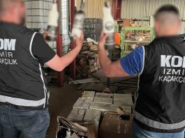 İzmir’in Bornova ilçesinde yapılan operasyonda, piyasa değeri 6 milyon lirayı bulan 6 ton taklit etiketli etil alkol, 100 şişe içki ve imalat malzemeleri ele geçirildi. Gözaltına alınan 2 kişi tutuklandı.