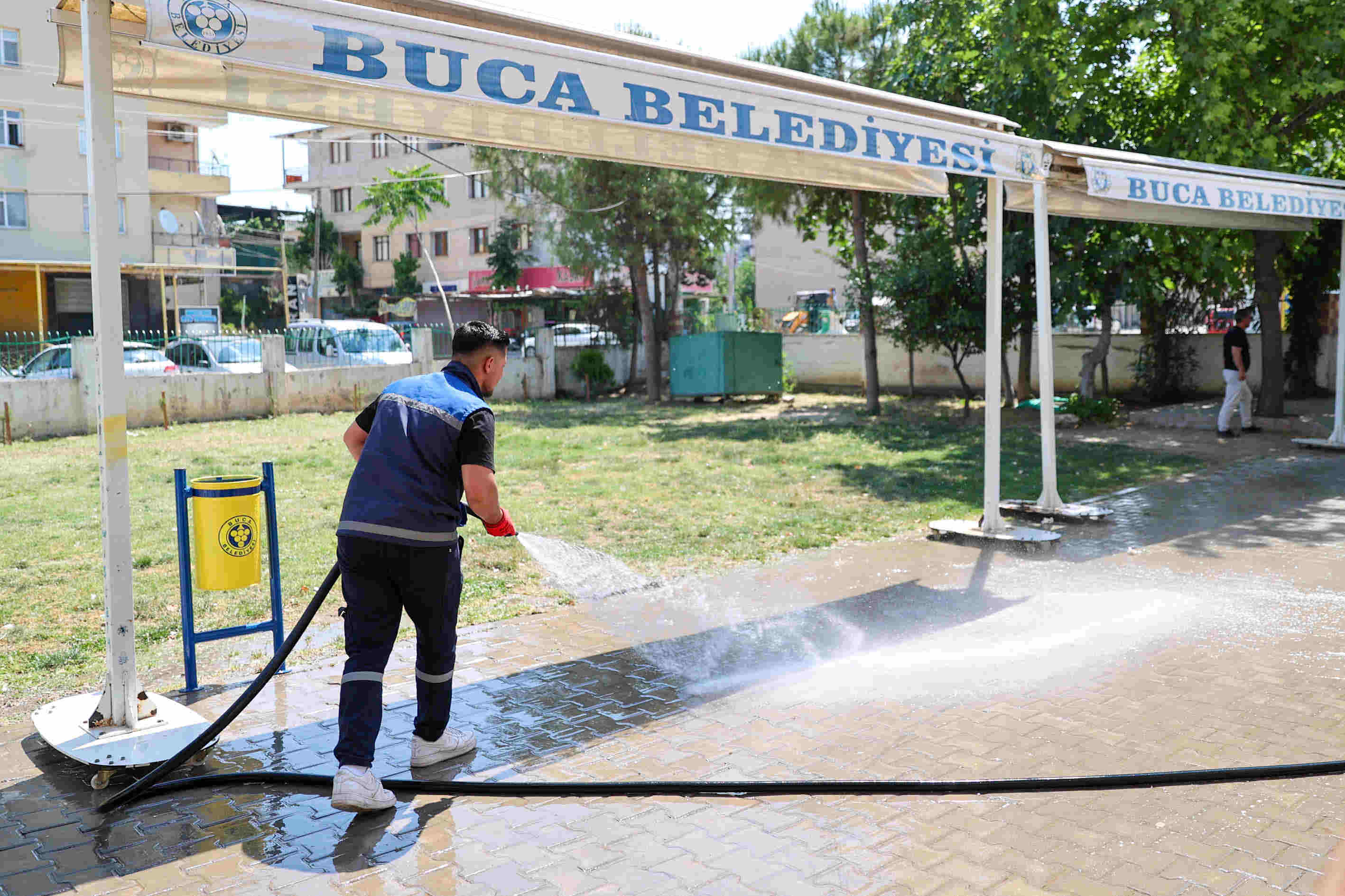 Kurban Bayramı öncesi ibadethane ve mezarlıklarda temizlik çalışmalarına hız veren Buca Belediyesi, vatandaşların huzurlu bir bayram geçirmesi için sahada yoğun şekilde çalışıyor.