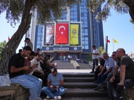 Maaş, gıda kartı ve sözleşme farklarını alamadıklarını belirten Genel-İş üyesi belediye işçileri, Buca Belediyesi önünde iş bırakma eylemini sürdürüyor.