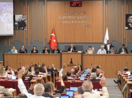 İzmir Büyükşehir Belediyesi Meclisi toplantısında Kurban Bayramı’nda yaşama gözlerini yuman Manisa Büyükşehir Belediye Başkanı Ferdi Zeyrek anıldı. Meclisteki tüm siyasi parti temsilcileri yakalarına Zeyrek’in fotoğrafını takarak merhum başkana rahmet, yakınlarına başsağlığı diledi.
