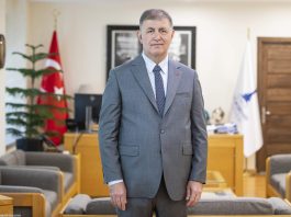 İzmir Büyükşehir Belediye Başkanı Dr. Cemil Tugay, kent sorunlarının etkin çözümü için merkezi yönetimin yerel yönetimlere daha fazla güç ve destek vermesi gerektiğini vurguladı.