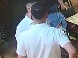 İzmir’in Çeşme ilçesinde bir pastanede çıkan kavgada 17 yaşındaki çalışan, saldırganın ısırması sonucu burnunu kaybetti. Olayla ilgili soruşturma başlatıldı.