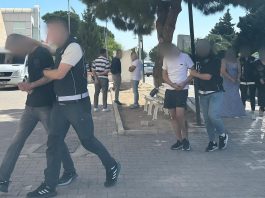 İzmir’in Çeşme ilçesinde satışa hazır halde çok sayıda kokain ele geçirildi. Gözaltına alınan 3 kişi mahkeme tarafından tutuklandı.