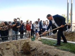 İzmir Büyükşehir Belediye Başkanı Dr. Cemil Tugay, Konak Atatürk Meydanı’nın Kemeraltı Çarşısı girişinde bulunan ve geçtiğimiz günlerde kırılan çınar ağacının yerine kentin yeni sembollerinden olmaya aday doğu çınarını dikti. Ağaç dikiminde konuşan Başkan Tugay, “Onarılması gereken her türlü yaramızı onaracağız. Eksik olan her şeyi yerine koyacağız. İzmir’in değerini biliyoruz. Herkesin de İzmir’e değer vermesi için üstüne düşeni yapmasını bekliyoruz” dedi.