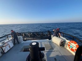 İzmir’in Foça ilçesi açıklarında motor arızası nedeniyle denizde sürüklenen lastik bottaki 41 düzensiz göçmen, Sahil Güvenlik ekiplerinin müdahalesiyle sağ salim karaya çıkarıldı.