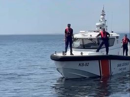 İzmir Göztepe sahilinde denize düşen ayakkabısını almaya çalışırken kendisi de düşen genç sudan çıkamadı. Bilinci kapalı şekilde denizden kurtarılan gencin, hastanede yaşam mücadelesi verdiği öğrenildi.