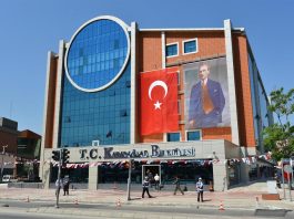 İzmir’in Buca ve Karabağlar ilçelerinde çalışan belediye işçileri, ödenmeyen maaşları ve sosyal hakları nedeniyle belediye binaları önünde oturma eylemi başlattı. Aylardır devam eden hak kayıplarına dikkat çeken işçiler, sabırlarının tükendiğini ve mücadelelerini kararlılıkla sürdüreceklerini belirtti.